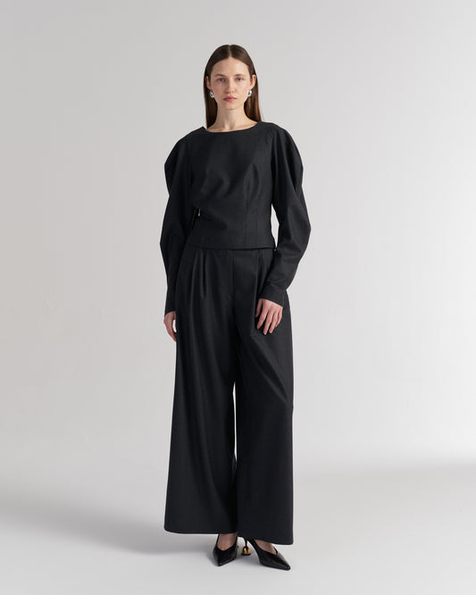 Bleuet Blouse – Elegante Wollbluse mit halbrundem Ausschnitt & taillierter Silhouette