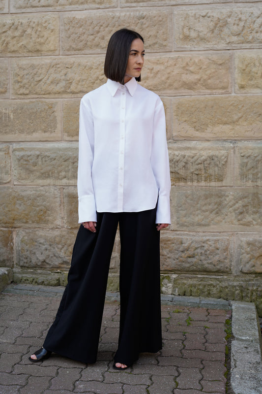 Shirt Serene – Zeitloses weißes Hemd mit markantem Kragen & breiten Manschetten
