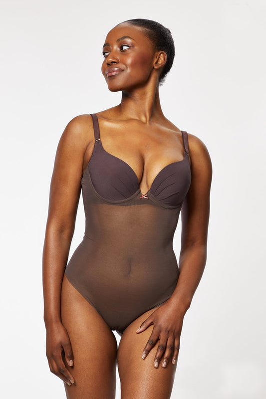 Vorderansicht eines nahtlosen Bodys in Espresso von Ender Legard mit leicht gepolsterten Cups, perfekt als Shapewear für Hochzeitskleider.
