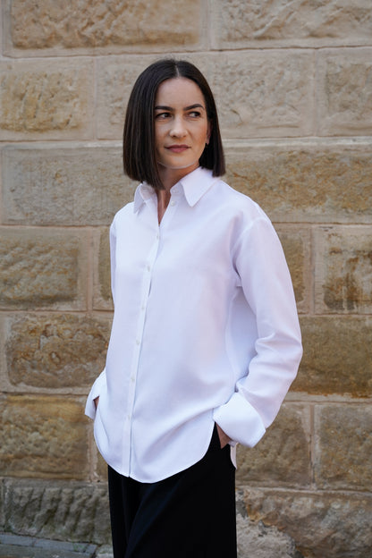 Shirt Serene – Zeitloses weißes Hemd mit markantem Kragen & breiten Manschetten