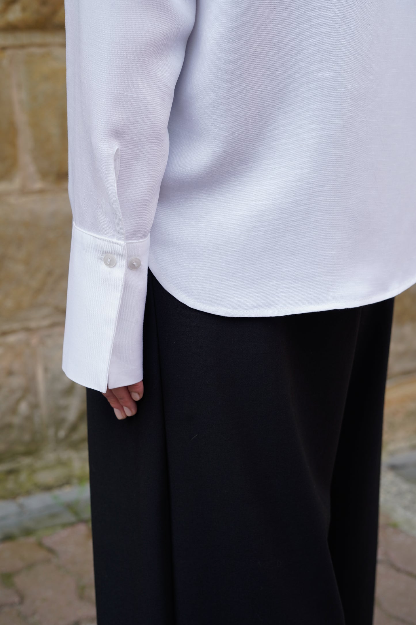 Shirt Serene – Zeitloses weißes Hemd mit markantem Kragen & breiten Manschetten