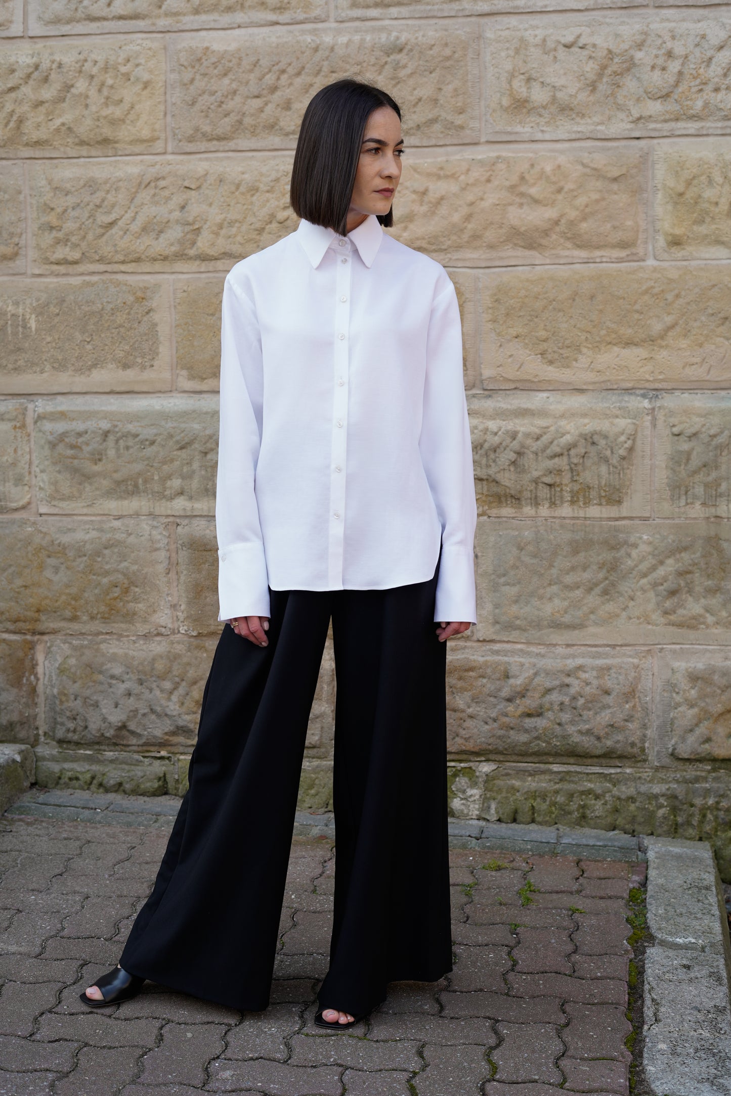 Shirt Serene – Zeitloses weißes Hemd mit markantem Kragen & breiten Manschetten