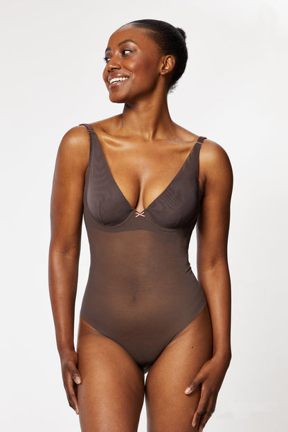 Vorderansicht einer Frau, die einen tief ausgeschnittenen Body in der Farbe Espresso trägt, ideal für rückenfreie Outfits.