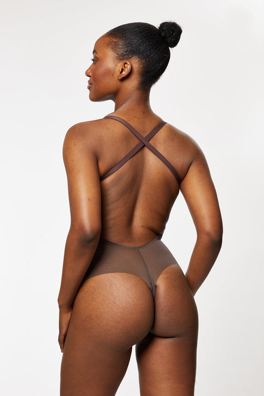 Rückenansicht eines nahtlosen, rückenfreien Bodys in Espresso von Ender Legard, ideal als Hochzeitsunterwäsche für rückenfreie Kleider.